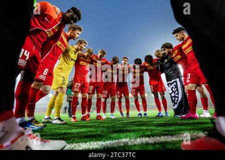 Farum, Danemark. 09 décembre 2023. Les joueurs du FC Nordsjaelland s'unissent dans un caucus avant le match de la coupe Oddset entre Akademisk BK et le FC Nordsjaelland à droite vers Dream Park à Farum. (Crédit photo : Gonzales photo - Dejan Obretkovic). Banque D'Images