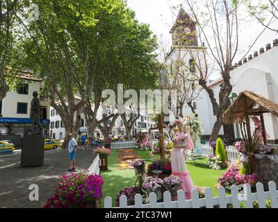 Machico, Madère, Portugal, 17 mai 2022 : rue piétonne au centre de la ville de Machico avec des platanes, des décorations florales et des maisons traditionnelles Banque D'Images