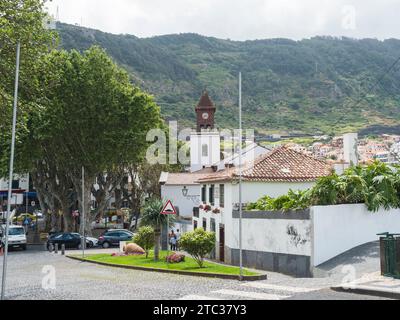 Machico, Madère, Portugal, 17 mai 2022 : vue de l'église blanche Igreja Matriz de Machico au centre de la ville Banque D'Images