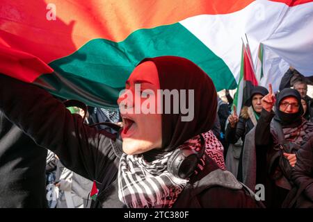 Istanbul, Turquie. 10 décembre 2023. Les gens crient des slogans alors qu'ils marchent de la place Beyazit à la Grande Mosquée Hagia Sofia lors d'un rassemblement pro-palestinien. (Image de crédit : © Tolga Uluturk/ZUMA Press Wire) USAGE ÉDITORIAL SEULEMENT! Non destiné à UN USAGE commercial ! Crédit : ZUMA Press, Inc./Alamy Live News Banque D'Images