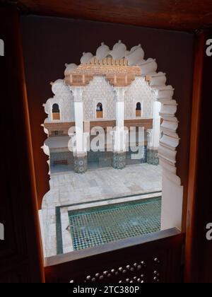 Cour principale de Ben Youssef Medersa école islamique historique / collège Marrakech aka Marrakech, Maroc, 10 décembre 2023 Banque D'Images