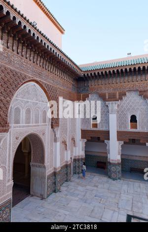 Cour principale de Ben Youssef Medersa école islamique historique / collège Marrakech aka Marrakech, Maroc, 10 décembre 2023 Banque D'Images