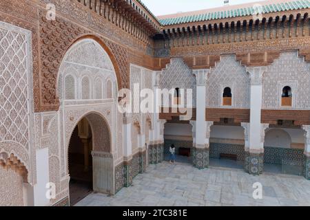 Cour principale de Ben Youssef Medersa école islamique historique / collège Marrakech aka Marrakech, Maroc, 10 décembre 2023 Banque D'Images