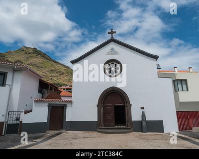 Machico, Madère, Portugal, 17 mai 2022 : vue de l'église blanche Igreja Matriz de Machico au centre de la ville Banque D'Images