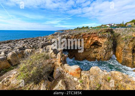 Boca do Inferno, l'embouchure de l'enfer dans les falaises balnéaires de Cascais, Portugal, dans le district de Lisbonne, où l'eau de mer se précipite dans une ouverture rocheuse Banque D'Images