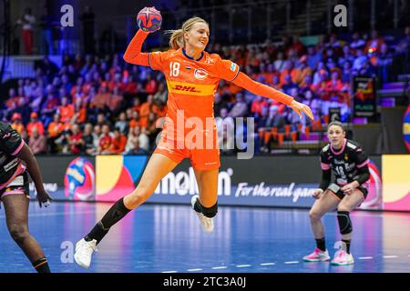 FREDRIKSHAVN, DANEMARK - DÉCEMBRE 10 : Kelly Dulfer des pays-Bas tire lors du 26e match du Championnat du monde féminin de handball du Groupe H entre les pays-Bas et l'Espagne à Arena Nord le 10 décembre 2023 à Fredrikshavn, Danemark (photo de Henk Seppen/Orange Pictures) NOCSNSF Banque D'Images