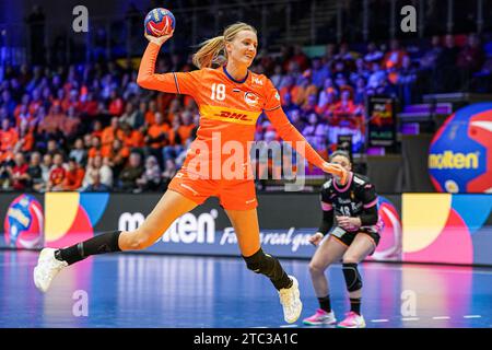 FREDRIKSHAVN, DANEMARK - DÉCEMBRE 10 : Kelly Dulfer des pays-Bas tire lors du 26e match du Championnat du monde féminin de handball du Groupe H entre les pays-Bas et l'Espagne à Arena Nord le 10 décembre 2023 à Fredrikshavn, Danemark (photo de Henk Seppen/Orange Pictures) NOCSNSF Banque D'Images