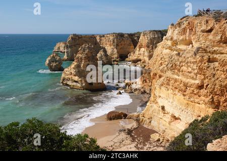 Falaises et promenades côtières à l'est de Carvoeiro Algarve Portugal Banque D'Images