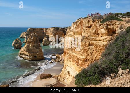 Falaises et promenades côtières à l'est de Carvoeiro Algarve Portugal Banque D'Images