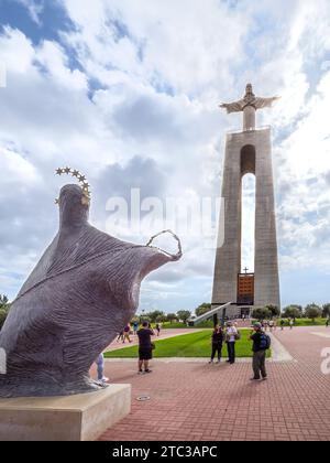 Cristo Rei (Christ le Roi) est un monument catholique et sanctuaire situé dans la ville d'Almada, de l'autre côté de la rivière Tejo, surplombant Lisbonne. Banque D'Images