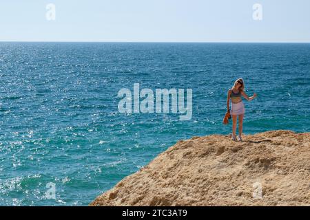 Falaises et promenades côtières à l'est de Carvoeiro Algarve Portugal Banque D'Images