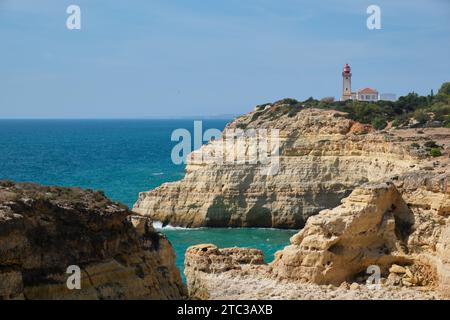 Falaises et promenades côtières à l'est de Carvoeiro Algarve Portugal Banque D'Images