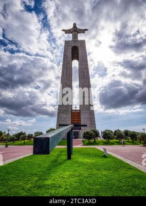 Cristo Rei (Christ le Roi) est un monument catholique et sanctuaire situé dans la ville d'Almada, de l'autre côté de la rivière Tejo, surplombant Lisbonne. Banque D'Images