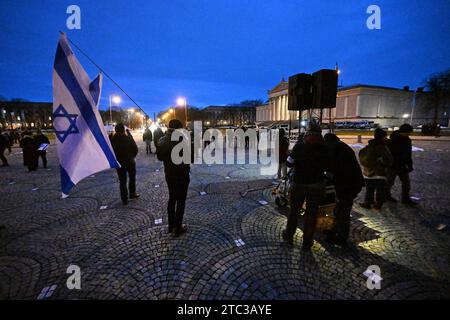 10 décembre 2023, Bavière, Munich : participants à la manifestation intitulée "plus jamais! - Contre tout antisémitisme et islamisme manifestation avec des drapeaux sur Königsplatz. Photo : Felix Hörhager/dpa Banque D'Images