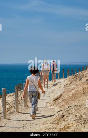 Falaises et promenades côtières à l'est de Carvoeiro Algarve Portugal Banque D'Images