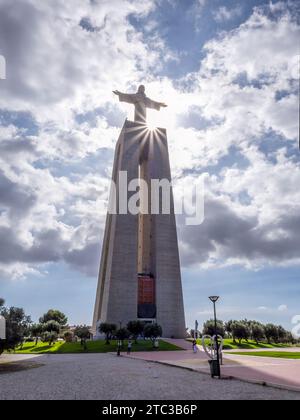 Cristo Rei (Christ le Roi) est un monument catholique et sanctuaire situé dans la ville d'Almada, de l'autre côté de la rivière Tejo, surplombant Lisbonne. Banque D'Images