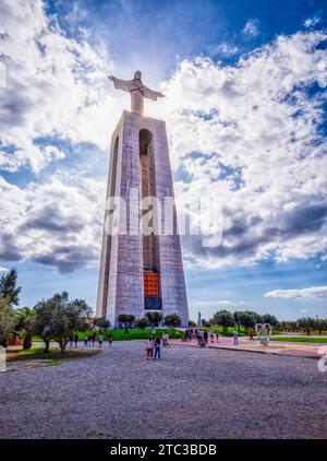 Cristo Rei (Christ le Roi) est un monument catholique et sanctuaire situé dans la ville d'Almada, de l'autre côté de la rivière Tejo, surplombant Lisbonne. Banque D'Images