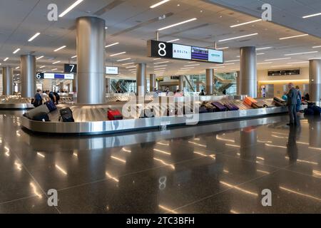 Passagers au carrousel à bagages dans la zone de récupération des bagages de l'aéroport international de Salt Lake City, Salt Lake City, UT, États-Unis Banque D'Images