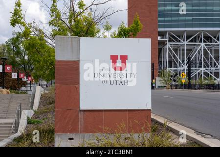 Université de l'Utah signe avec le stade Rice-Eccles en arrière-plan à Salt Lake City, Utah, États-Unis. Banque D'Images