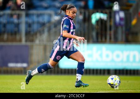 Londres, Royaume-Uni. 10 décembre 2023. Luna Alves Etienne (Dulwich Hamlet 17) en action lors du match de Premier League entre Dulwich Hamlet et Crawley AFC à Champion Hill. Crédit : Liam Asman/Alamy Live News Banque D'Images