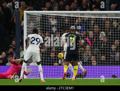 Tottenham Hotspur Stadium, Londres, Royaume-Uni. 10 décembre 2023. Premier League football, Tottenham Hotspur contre Newcastle United ; Destiny Udogie de Tottenham Hotspur tire de près et marque son équipe 1e but à la 25e minute pour lui faire 1-0 crédit : action plus Sports/Alamy Live News Banque D'Images