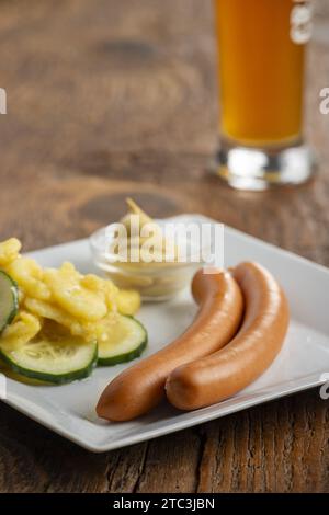 paire de frankfurter avec salade de pommes de terre Banque D'Images