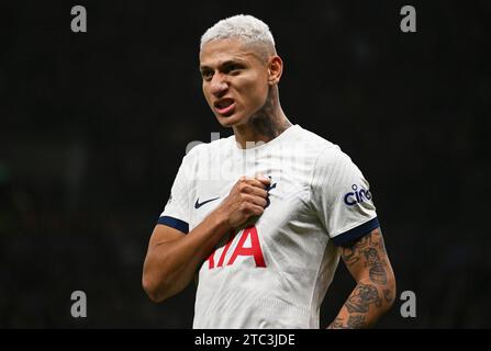 Londres, Royaume-Uni. 10 décembre 2023. Richarlison de Tottenham Hotspur célèbre après avoir marqué le 2e but de son équipe avec son poing sur le logo/badge des Spurs sur son maillot. Match de Premier League, Tottenham Hotspur contre Newcastle Utd au Tottenham Hotspur Stadium à Londres le dimanche 10 décembre 2023 . Cette image ne peut être utilisée qu'à des fins éditoriales. Usage éditorial seulement photo de Sandra Mailer/Andrew Orchard photographie sportive/Alamy Live News crédit : Andrew Orchard photographie sportive/Alamy Live News Banque D'Images