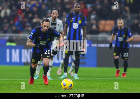 Milan, Italie. 09 décembre 2023. Hakan Calhanoglu du FC Internazionale penalty donne des coups de pied lors du match de football Serie A 2023-24 entre l'Inter et l'Udinese au stade Giuseppe Meazza. Score final ; Inter 4:0 Udinese. (Photo de Fabrizio Carabelli/SOPA Images/Sipa USA) crédit : SIPA USA/Alamy Live News Banque D'Images