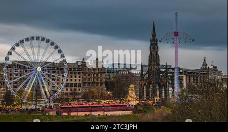 Vue de la grande grande roue et des tours de foire de flyer étoilé, marché de Noël d'Édimbourg, Écosse, Royaume-Uni Banque D'Images