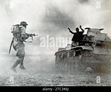 CAMPAGNE D'AFRIQUE DU NORD Un soldat de la 51e division des Highlands prend la reddition d'un char italien lors de la bataille d'El Alamein en octobre 1942 Banque D'Images