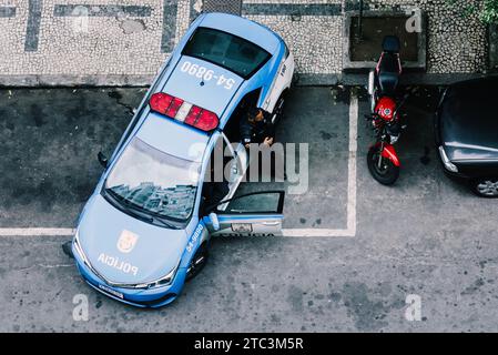 Rio de Janeiro, Brésil - 10 décembre 2023 : patrouille de voiture de la police militaire de Rio de Janeiro dans le quartier de Copacabana à Rio de Janeiro, Brésil Banque D'Images