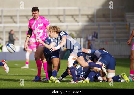 Salford, 10 décembre 2023. Gus Warr passe le ballon pour sale Sharks contre le Stade Français Paris dans un match de la coupe des Champions d'Europe, poule 4 au Salford Community Stadium. Crédit : Colin Edwards/Alamy Live News. Banque D'Images