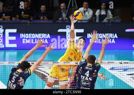 Modène, Italie. 10 décembre 2023. Attaque de Tommaso Rinaldi (Modena volley) lors du Valsa Group Modena vs ITAS Trentino, Volleyball Italian Serie A Men Superleague Match à Modène, Italie, décembre 10 2023 crédit : Independent photo Agency/Alamy Live News Banque D'Images