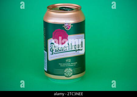 MALAGA, ESPAGNE - 17 NOVEMBRE 2023 : bouteille de bière Pilsner Urquell sur fond vert à Malaga, Espagne le 17 novembre 2023 Banque D'Images