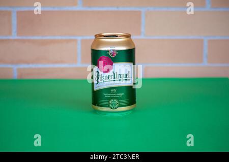 MALAGA, ESPAGNE - 17 NOVEMBRE 2023 : bouteille de bière Pilsner Urquell sur fond de mur de briques à Malaga, Espagne le 17 novembre 2023 Banque D'Images