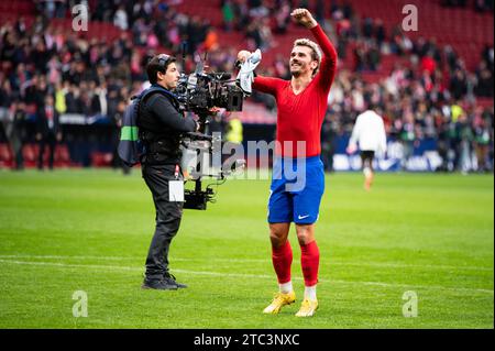 Madrid, Espagne. 10 décembre 2023. Antoine Griezmann de l'Atletico Madrid a vu saluer les supporters à la fin du match de football la Liga EA Sports 2023/24 entre l'Atletico Madrid et Almeria au stade Metropolitano de Madrid, Espagne. Crédit : Agence photo indépendante/Alamy Live News Banque D'Images