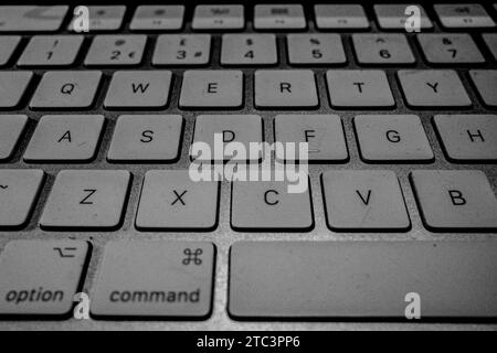 Gros plan du clavier sans fil Apple Mac typique. Affichage des clés à un angle pour remplir l'image. Touche de commande. Concept, abstrait. Banque D'Images