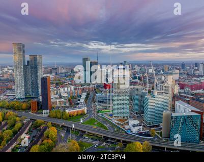 Manchester City centre vue aérienne au lever du soleil des travaux de construction à Manchester, au nord de l'Angleterre. Développement et investissement Banque D'Images