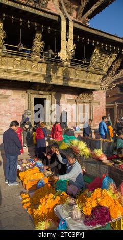 Népal, Patan, Durbar Square, Bhimsen Temple, peuple, Banque D'Images