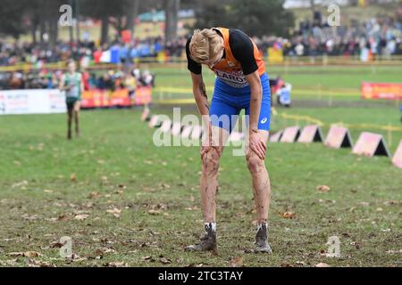 Bruxelles, Belgique. 10 décembre 2023. Le Néerlandais Niels Laros semble abattu après la course masculine U20 aux Championnats d'Europe de cross-country à Bruxelles, dimanche 10 décembre 2023 PHOTO BELGA JILL DELSAUX crédit : Belga News Agency/Alamy Live News Banque D'Images