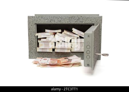Petit coffre-fort à la maison plein de paquets de roubles russes en 5000 billets de banque, isolé sur un fond blanc Banque D'Images