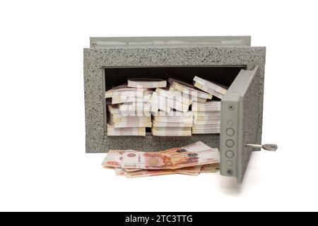 Petit coffre-fort à la maison plein de paquets de roubles russes en 5000 billets de banque, isolé sur un fond blanc Banque D'Images