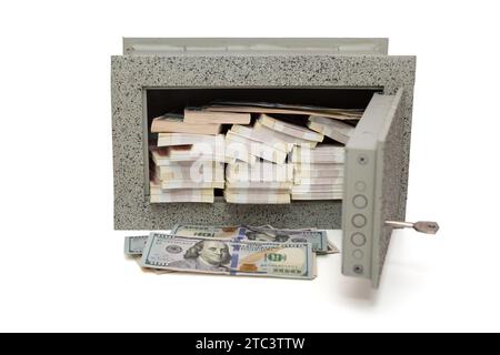 Petit coffre-fort à la maison plein de paquets d'argent dans différentes devises, isolé sur un fond blanc Banque D'Images