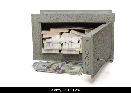 Petit coffre-fort à la maison plein de paquets d'argent dans différentes devises, isolé sur un fond blanc Banque D'Images