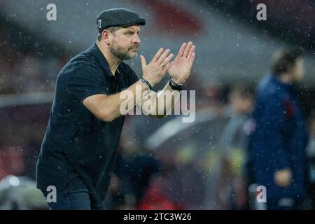 Cologne, Allemagne. 10 décembre 2023. Football : Bundesliga, 1. FC Köln - FSV Mainz 05, Journée 14, RheinEnergieStadion. L'entraîneur de Cologne Steffen Baumgart en action. Crédit : Rolf Vennenbernd/dpa - REMARQUE IMPORTANTE : conformément aux règlements de la Ligue allemande de football DFL et de la Fédération allemande de football DFB, il est interdit d'utiliser ou de faire utiliser des photographies prises dans le stade et/ou du match sous forme d'images séquentielles et/ou de séries de photos de type vidéo./dpa/Alamy Live News Banque D'Images