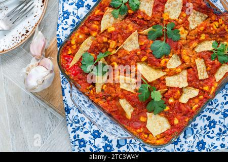 Enchilada végétarienne au four avec des lentilles fumées et du maïs doux Banque D'Images