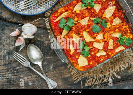 Enchilada végétarienne au four avec des lentilles fumées et du maïs doux Banque D'Images