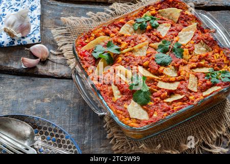 Enchilada végétarienne au four avec des lentilles fumées et du maïs doux Banque D'Images