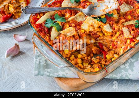 Enchilada végétarienne au four avec des lentilles fumées et du maïs doux Banque D'Images