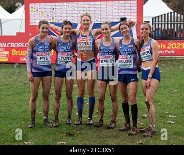 Bruxelles, Belgique. 10 décembre 2023. Katie Pie, Moli Lyons, Innes Fitzgerald, Jess Bailey, Lizzie Wellsted et Zoe Hunter l’équipe féminine de Grande-Bretagne et ni célébrant sa victoire d’or aux Championnats d’Europe de cross-country SPAR, Laeken Park à Bruxelles, Belgique, le 10 décembre 2023. Photo de Gary Mitchell crédit : Gary Mitchell, GMP Media/Alamy Live News Banque D'Images